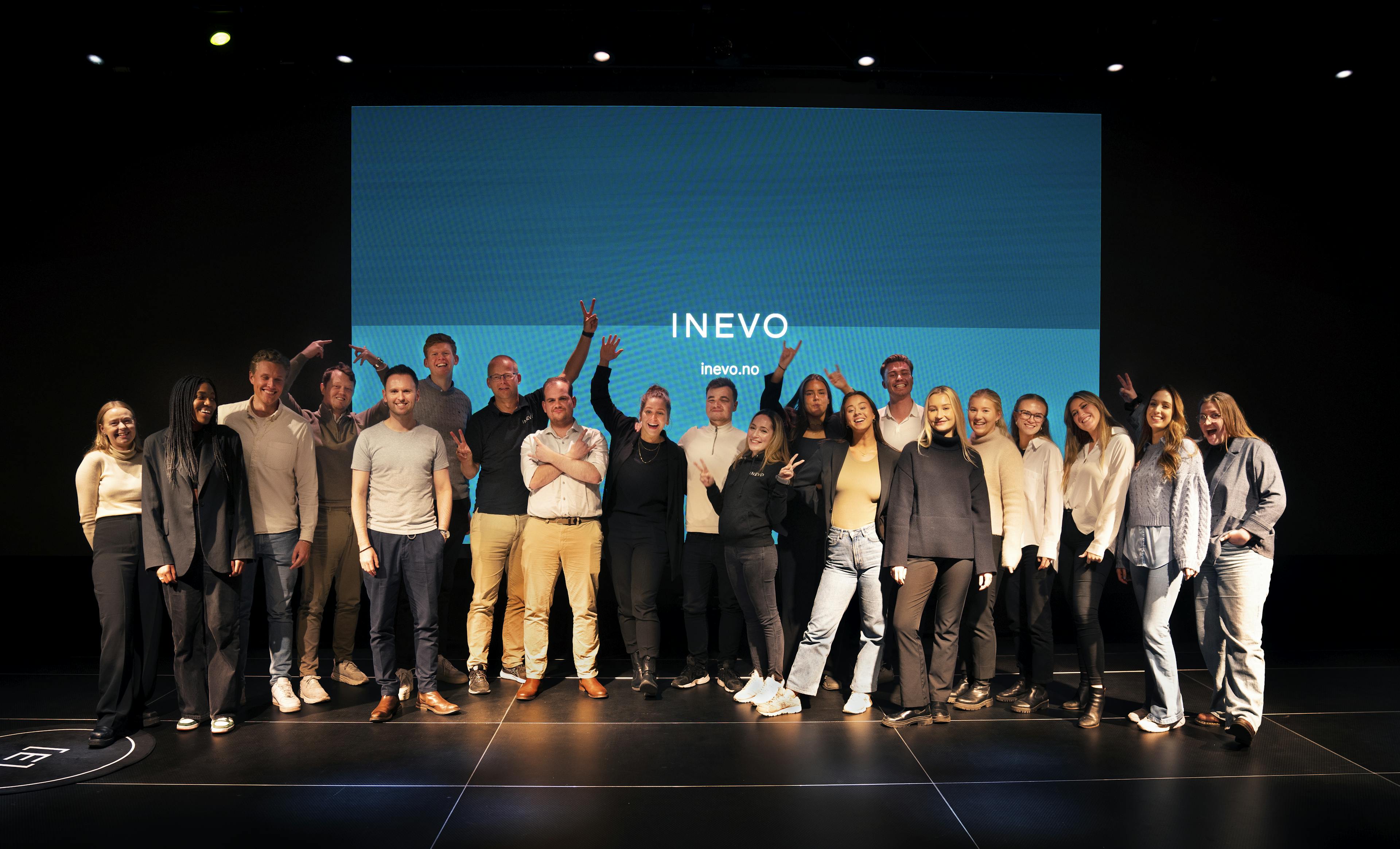 Gruppebilde av ansatte på INEVOs fagdag 2022