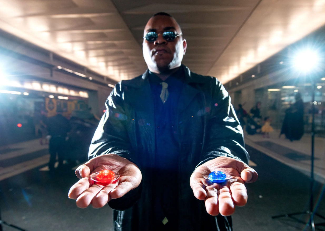 Illustrasjonsbilde fra "The Matrix" av valget mellom rød eller blå pille